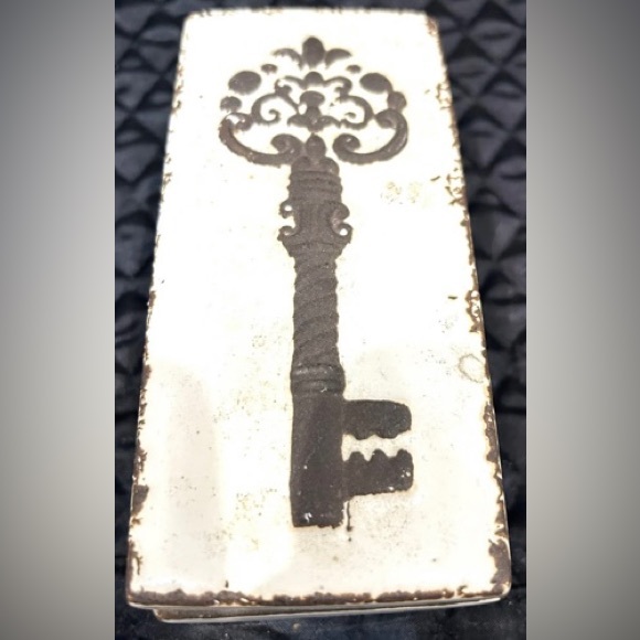 Notting Hill Other - “Notting Hill” unique Ceramic Key box NWT, perfect storage for almost anything!